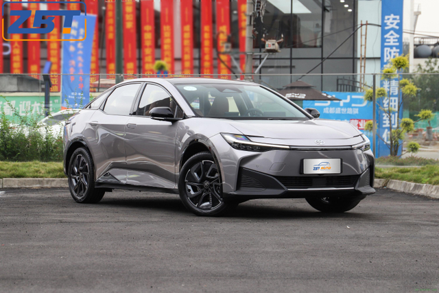 Электрический седан TOYOTA Bz3